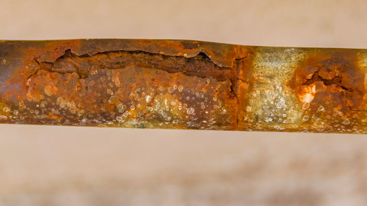 Image of a rusted water pipe.